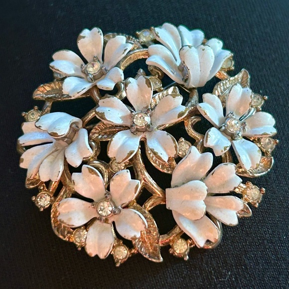 50s Crown Trifari Fleurette Pin Brooch White Enamel Flowers Gold Tone Rare - Picture 1 of 8